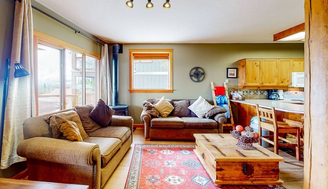 Ski-in/out condo with a hot tub, grill, fireplace, & washer/dryer - dog-friendly