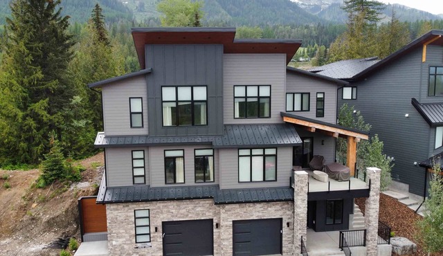 Ski In/Out. Luxury. Private Hot Tub. EV Charger.