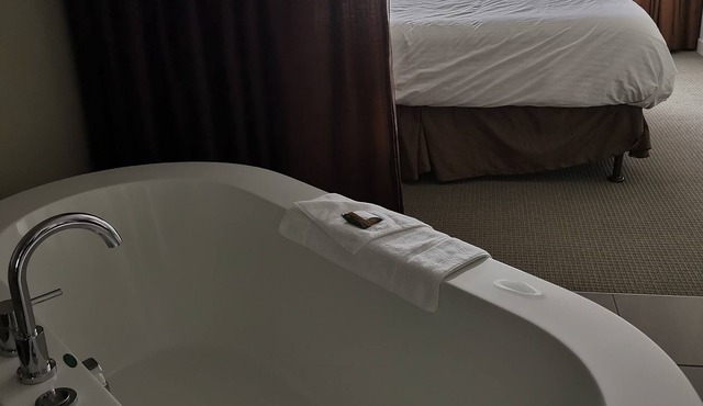 Ski in / Ski out. Hot tub, heated pool and Gym. Golf, Hiking Or work and play
