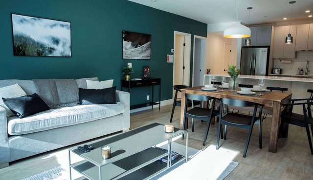 Ski & Tee Retreat - Bright Three Bedroom + Hot Tub