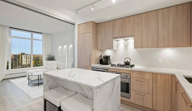 Sky Suite 2BR 1BR Condo in Surreys Tallest Tower! Rooftop Terrace w/Views