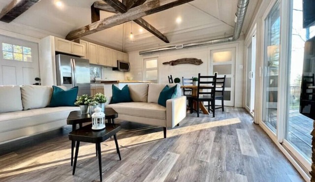 SKYE Waterfront 5 Person Cottage with your own Hottubn