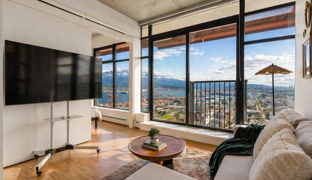 Skyhome in Gastown | Amazing Ocean&Mountain Views
