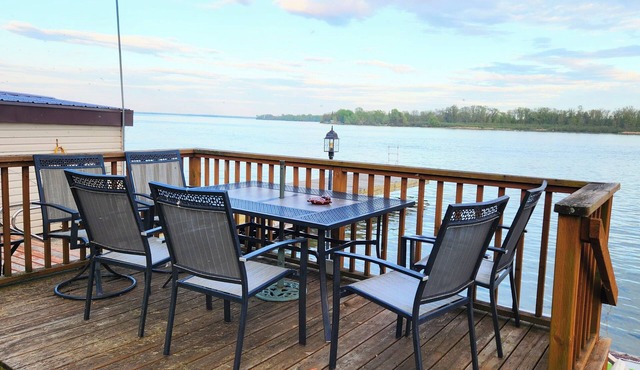 Skylight Waterfront cottage with exquisite view/boat dock, close Montreal/Ottawa