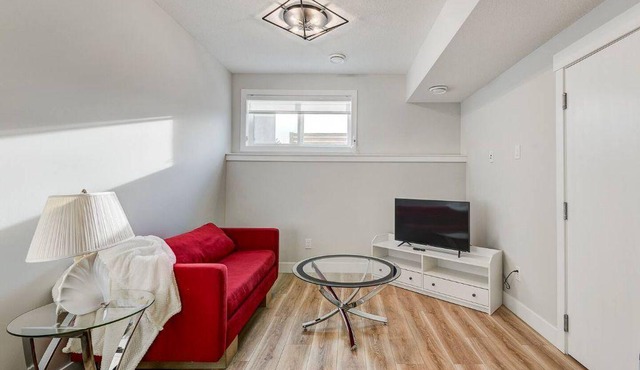Sleek Modern 1 BD Suite In Brand New Development!