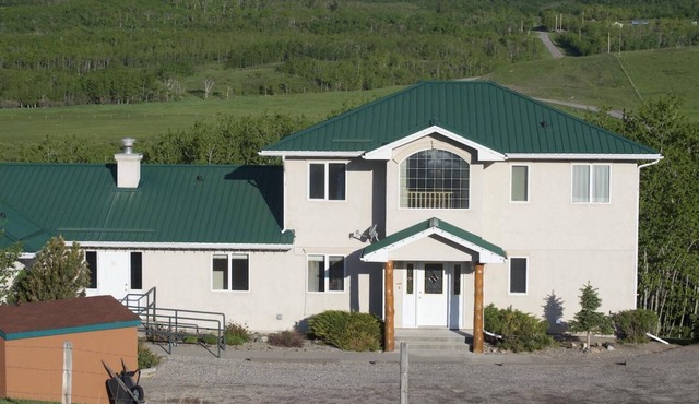 Sleeps 32 - 5 mins. from Waterton - Whole House