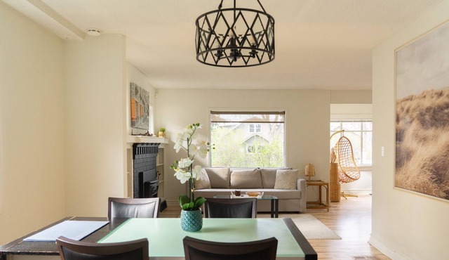 Sleeps 4 - Family friendly home with yard - pet friendly
