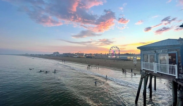 SLEEPS 5 WITH FULL KITCHEN & STEPS TO THE BEACH!