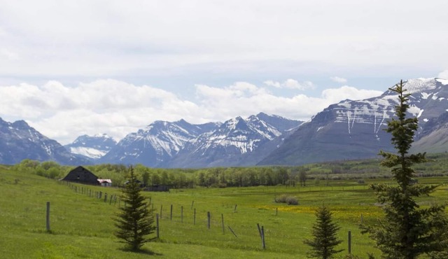 Sleeps 6-5 mins from Waterton Entrance- WCV-B