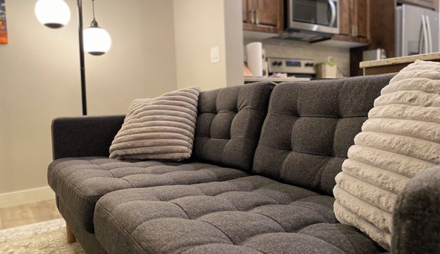 Sleeps 6 | Spotless 2023 Built Serene Home w/AC, Self Check In | 15 mins to YYC