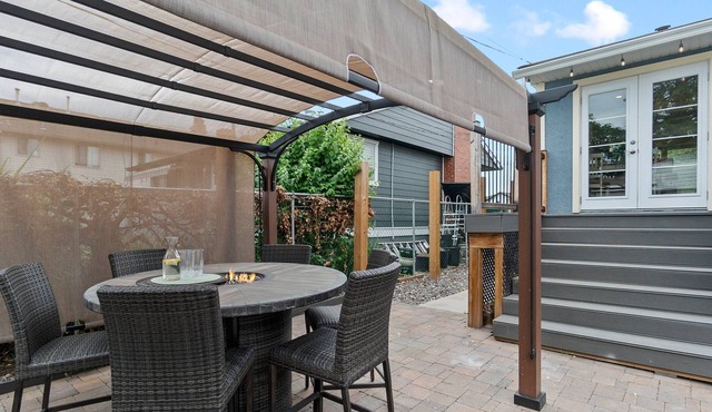 Sleeps 8, Hot tub, Large Patio & Deck Down town - 2 Bedroom 1 Bathroom