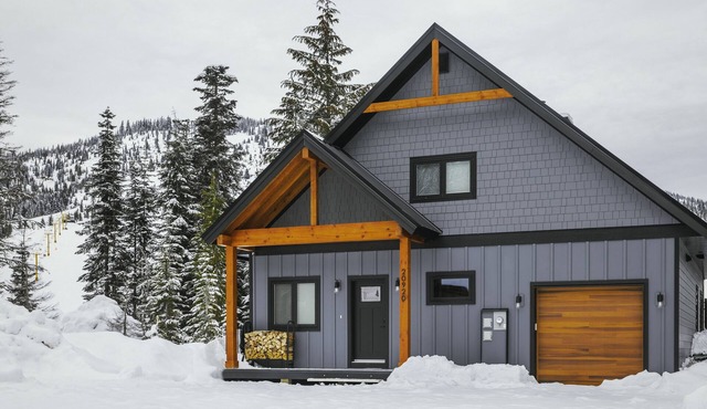 Slope Side Retreat with 5 BR, Hot Tub and Amazing Views