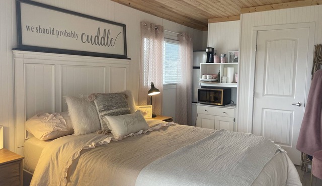 Small cottage with outdoor space minutes to the beach