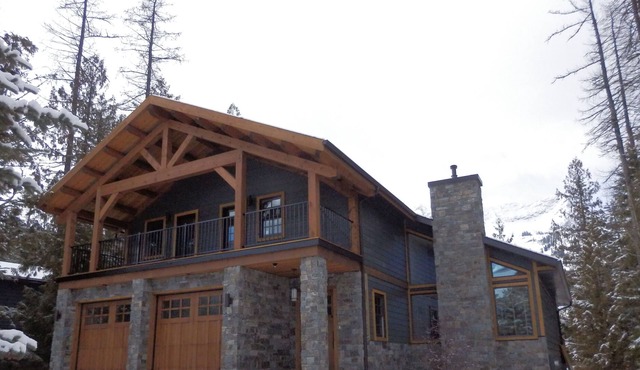 Snow Lake House - great location, 5 bedroom large house on ski hill (C$/US$/£)