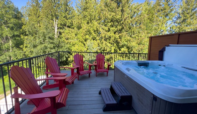 Snow Rodeo Escape. 3 floor Townhouse, 2 private patios, 7 person HOT TUB!