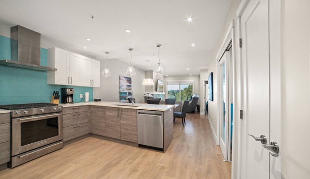 Sooke Harbour Luxury 2-Bed Condo With Marina Views!