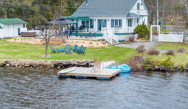 Spa, Pool table & Lakefront | Maison aux Renards