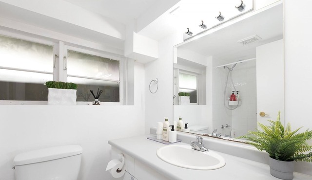Spacious 2 Bedroom Private Basement 1 Minute Walking Distance From Lynn Canyon Trails