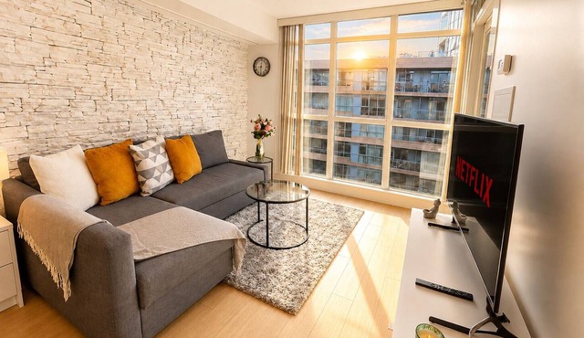 Spacious 1 + Den Condo near CN Tower with Free Parking in Toronto