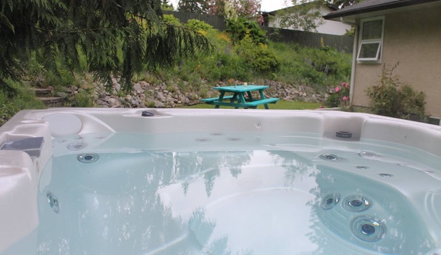 Spacious 2 Bedroom Suite 2 Minutes From Ski Hill - Now with Hot Tub!