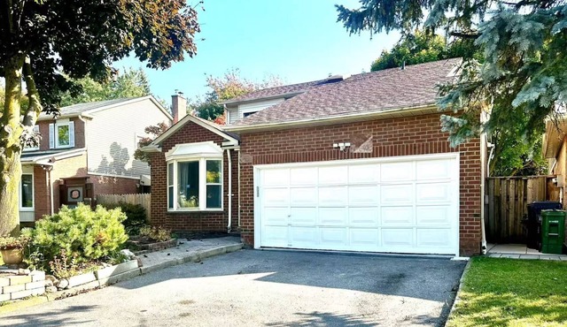 Spacious （238 sq meters）5-bedroom villa in fabulous Toronto with free parking