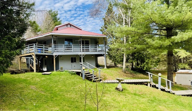 Spacious 3+1 BR, 2 Bath Cottage with Fire Pit and Pool Table