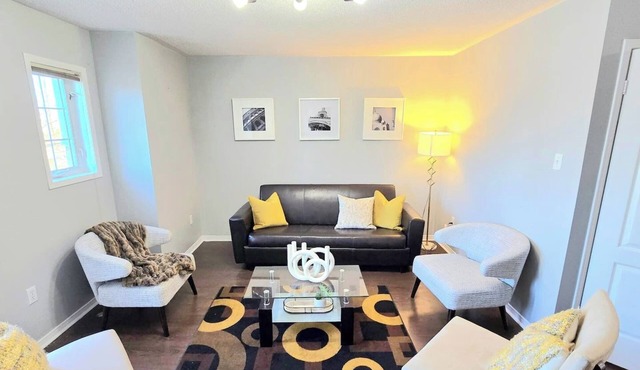 Spacious 3 Bed, 3 Bath, Close to Square One, Parking, Work Desk
