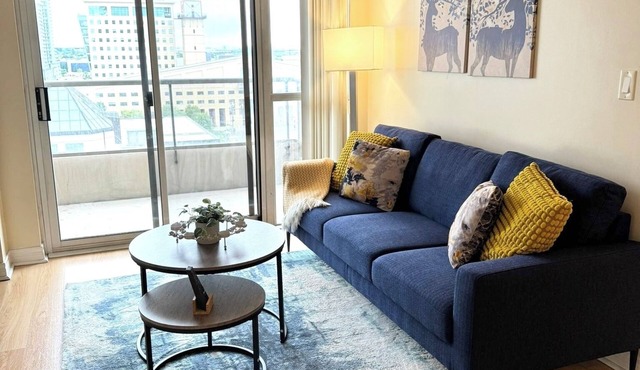 Spacious 3 bedroom 2 bathroom condo in the heart of Mississauga w/parking!