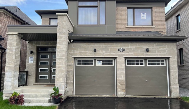 Spacious 4-bedroom house in Pickering