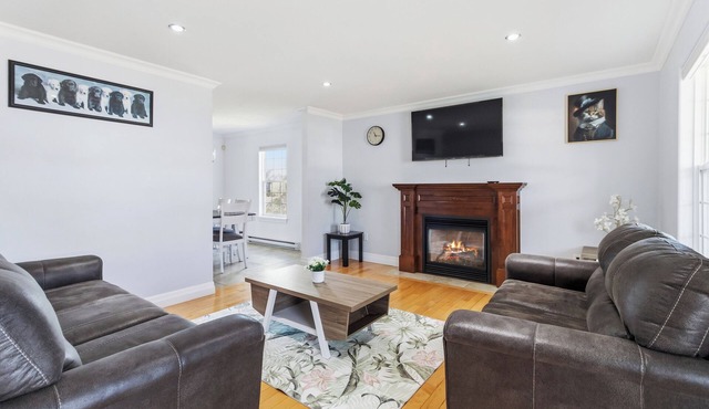 Spacious 4BR Home Sleeps 10 I Game Room + Sunroom+ Veranda