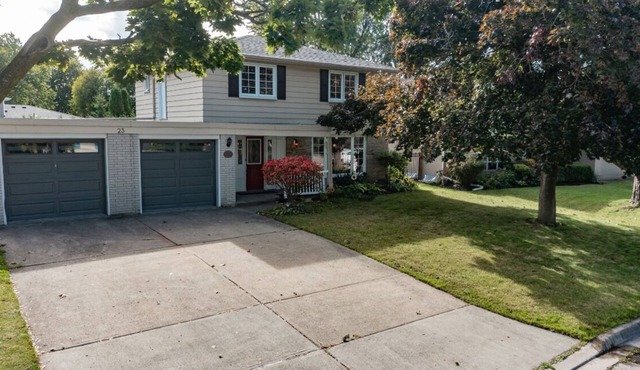 Spacious 5 bedroom home with pool and all-year hot tub. 17 Minutes from YYZ. in Brampton