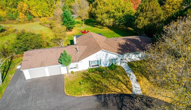 Spacious 5-Bedroom Home Near Toronto - Huge Backyard & Patio - BBQ & Fire Pit