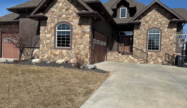 Spacious 5-bedroom house with WiFi, AC in amazing Raymond