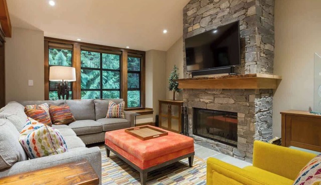 Spacious 5-BR whistler retreat w/hot tub