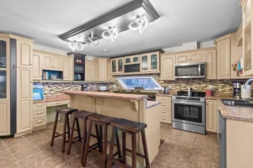 Spacious 5BR 45BA Coastal Home w Patio Fire Pit