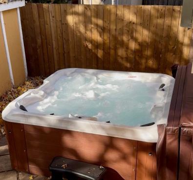 Spacious 8 bed stay - HOT TUB, Patio, fireplace, 3 full bathrooms private home in Moncton