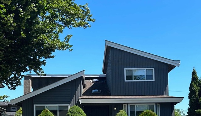 Spacious 8 bedroom house in Vancouver with jacuzzi, free parking and fast wifi
