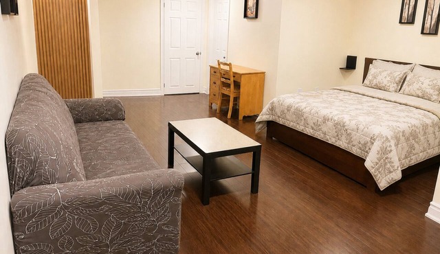 Spacious Affordable Private Suite| Ensuite Bath | Free Parking | Pearson Airport