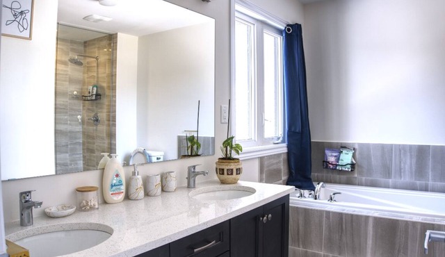 Spacious and Cozy Room with Private Bathroom in a house with WiFi, AC in Ottawa.