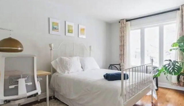 Spacious bed and Bath Near the Lake