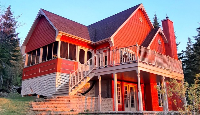 Spacious Chalet with St-Lawrence River View and Spa in Charlevoix, for 2 to 8