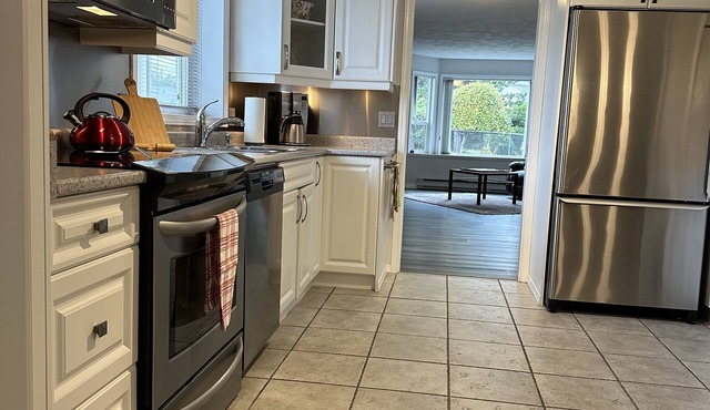 Spacious, comfortable home minutes from the Sidney waterfront!