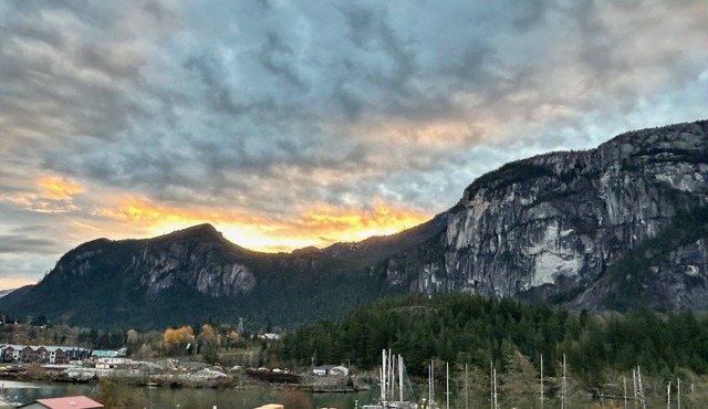 Spacious condo located near WHISTLER, a 35-minute drive in central Squamish.
