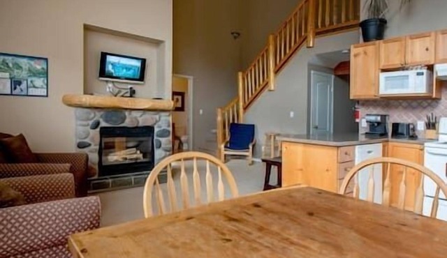 Spacious condo with Fireplace BBQ, Deck, Views