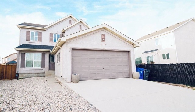 Spacious & cozy family/group-sized home with backyard, deck & Gazebo!