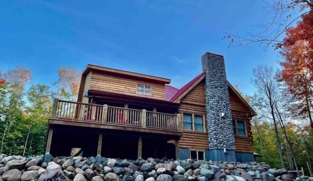 Spacious Family Cabin, Hot Tub & Pet Friendly!