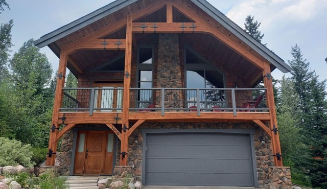 Spacious Family Home-Private Hot Tub, Sleeps 9