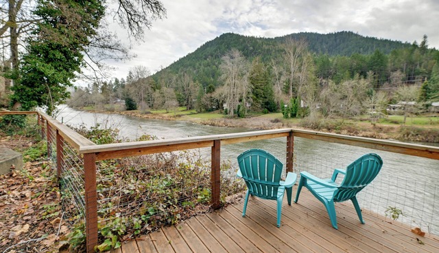 Spacious Grants Pass Home w/Hot Tub & River Views in Grants Pass