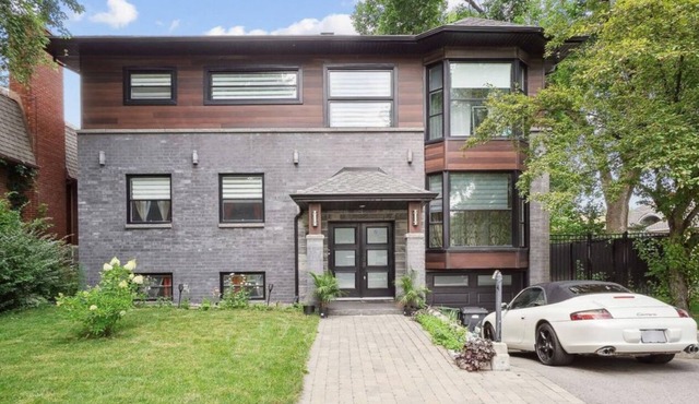 Spacious house in Montreal: 5 bedrooms, 4 bathrooms, garden with pool