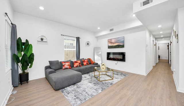 Spacious Houston Retreat 3BR Sleeps 8 Free Parking Near NRG in Houston